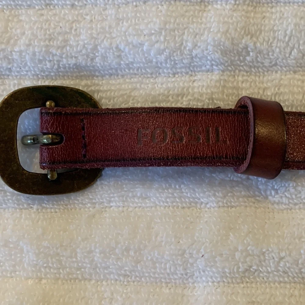 Fossil Brown Leather Womens Belt. Belt Measures 37”. Has 7 hole sizing/Sz Small.